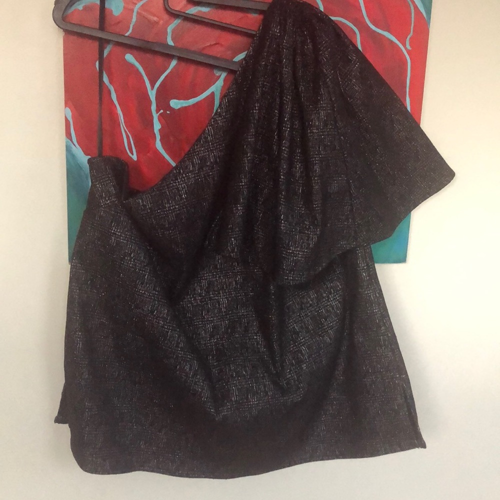 Asymmetric cape top